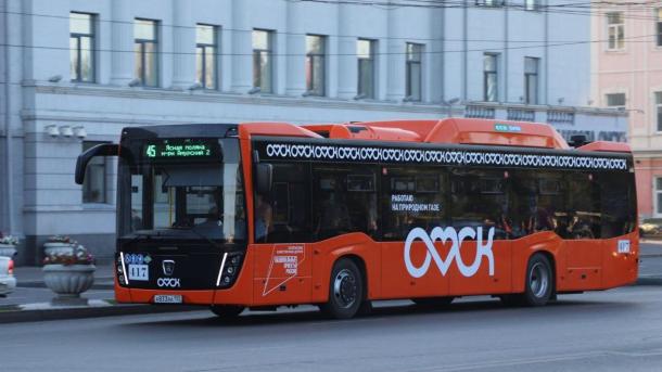 В Омске на популярный маршрут вышли новые оранжевые автобусы