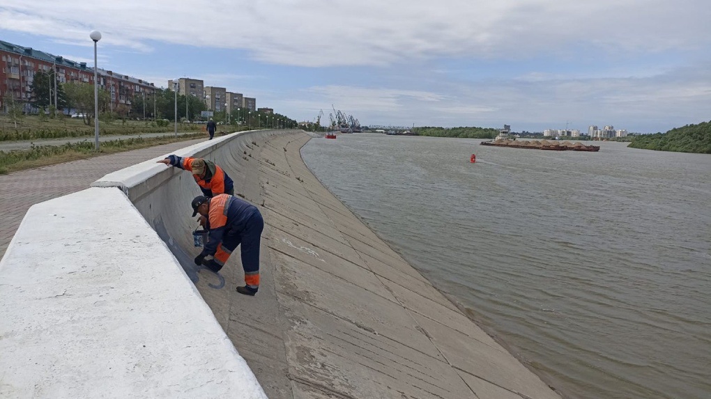 В Омске на набережной стёрли городской фольклор