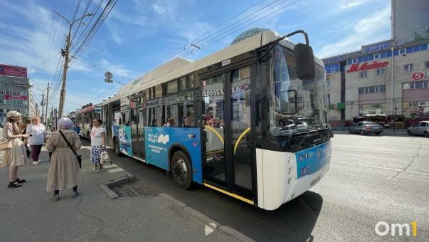 В омских автобусах снова появятся видеоэкраны с рекламой и объявлением остановок