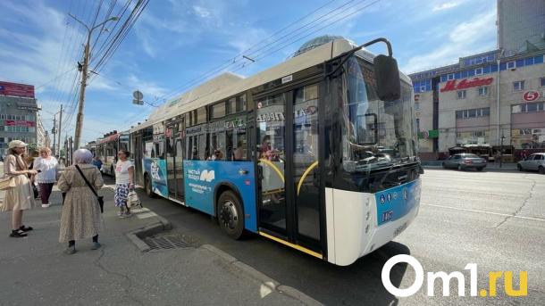 В омских автобусах снова появятся видеоэкраны с рекламой и объявлением остановок