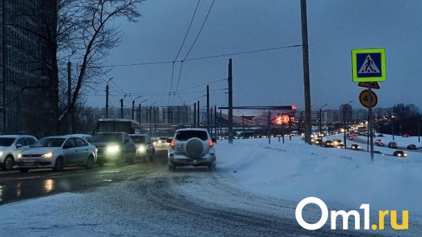 Из-за мощного снегопада Омск встал в 9-балльных пробках