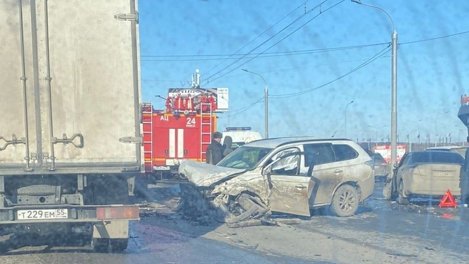 Четыре человека в больнице: массовая авария с участием маршрутки у омской «G-Drive Арены»