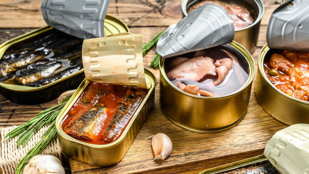 6 миллионов банок фальшивой сайры нашли на предприятии Новосибирска