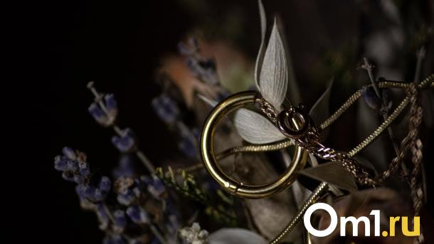 Омич похитил золото, притворившись покупателем