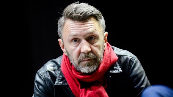 Лидер группу «Ленинград» Сергей Шнуров уехал из России