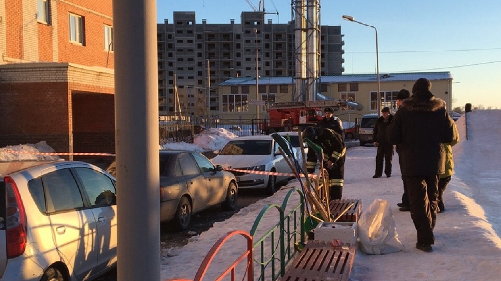 В Омске из-за хлопка обрушился балкон девятиэтажки. ФОТО