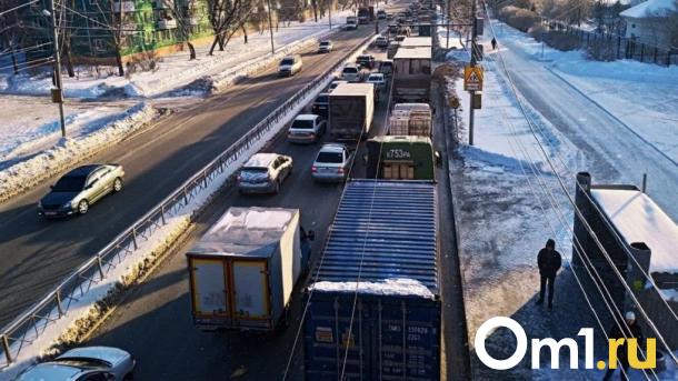 Стоянку грузовиков ограничили в Октябрьском районе Новосибирска