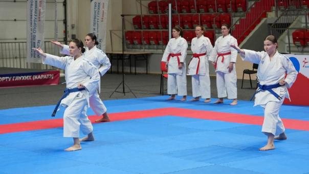 180 глухих спортсменов борются за медали на чемпионате России по каратэ в Новосибирске