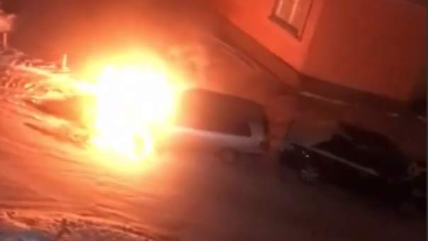 Думал, салют: в Новосибирске ночью загорелся автомобиль. ВИДЕО