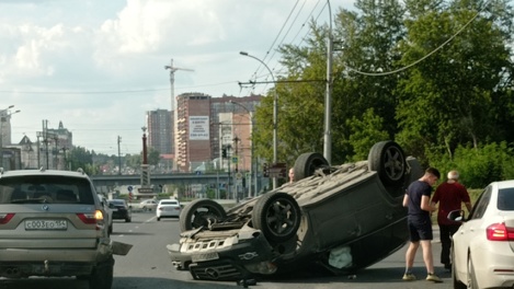 Mercedes-benz перевернулся на крышу около Нарымского сквера в Новосибирске
