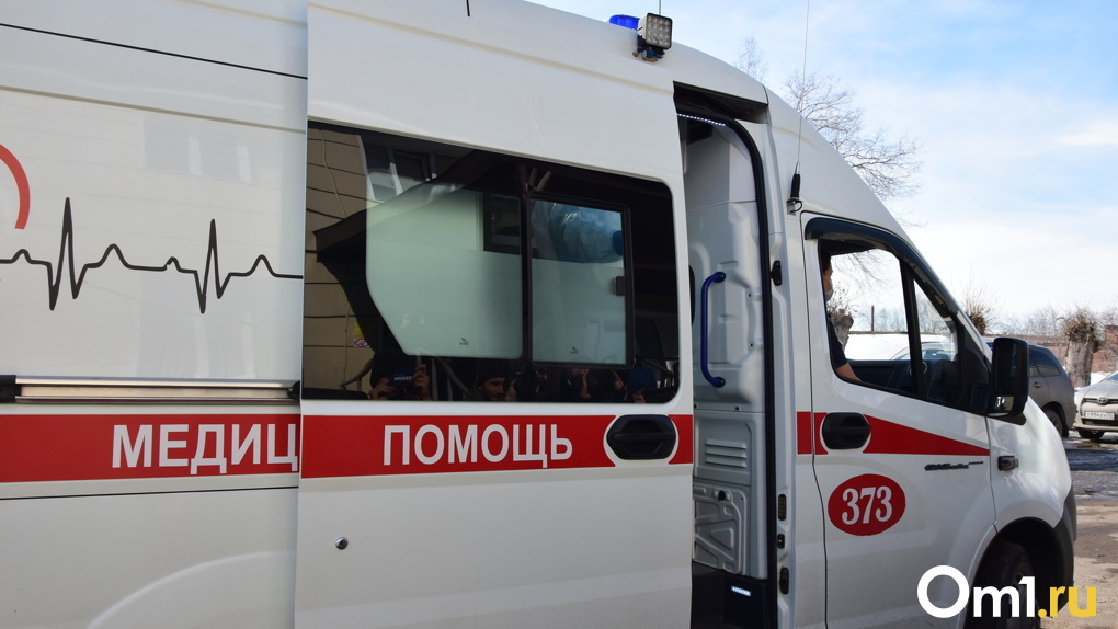 Второй раз за неделю в Омске опрокинулся автомобиль скорой помощи