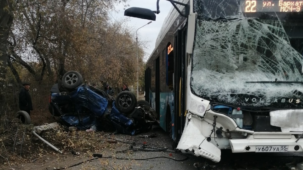 Откинуло в автобус. В Омске на улице Романенко произошла крупная авария ВИДЕО