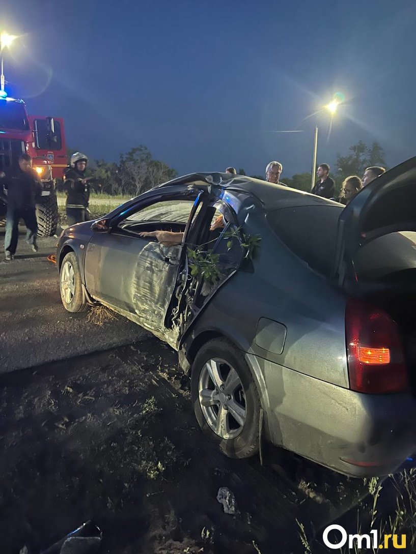 На въезде в Омск пьяный водитель на иномарке влетел в столб — Автоновости  Омска