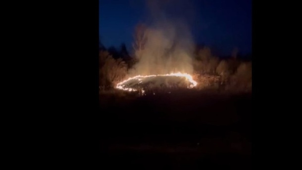 Поджёг и сбежал. Под Омском поймали поджигателя кладбища