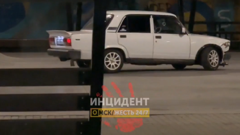 Омичи на «Жигулях» заехали прямо на площадку скейт-парка на Бударина