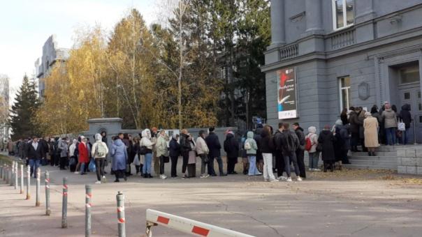 Огромная очередь собралась у художественного музея Новосибирска