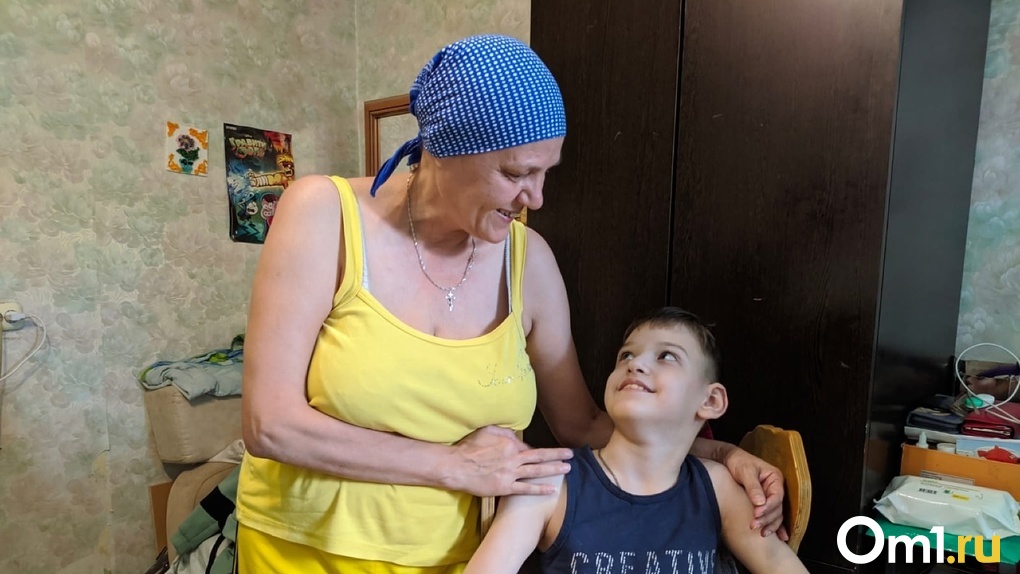 В Омске собирают помощь для мальчика с ДЦП, мать которого больна онкологией