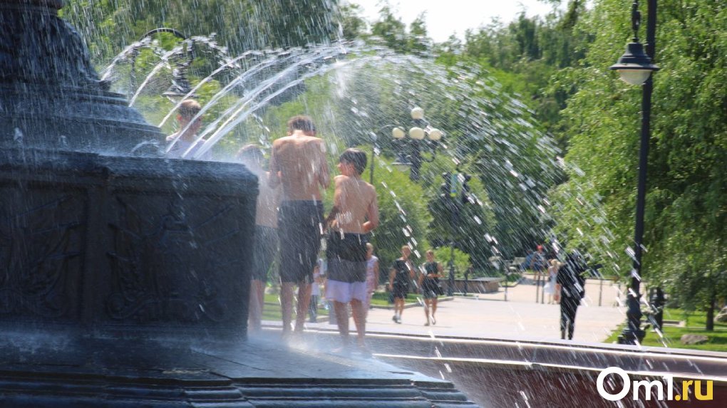 Омичи спасаются от аномальной жары в фонтанах
