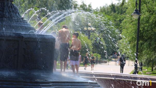 Омичи спасаются от аномальной жары в фонтанах
