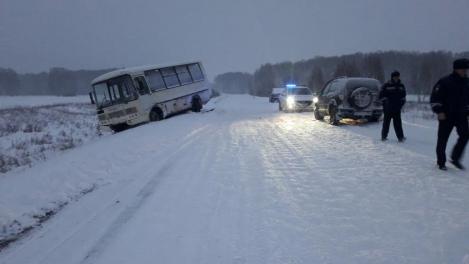 Водитель «Нивы» врезался в пассажирский автобус под Новосибирском