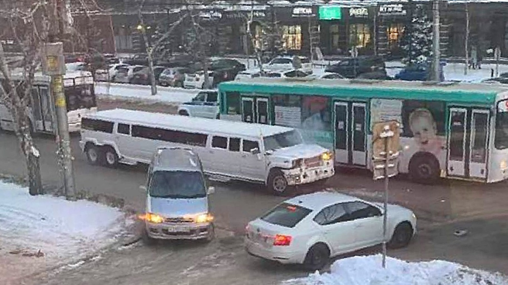 Лимузин и троллейбус столкнулись на улице Дуси Ковальчук в Новосибирске