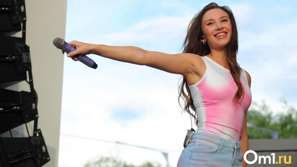 «Пикачу» и подарки от подростков: в Омске прошёл концерт Мии Бойки
