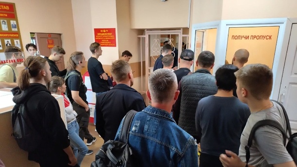 Новосибирцы выстроились в очередь в военкомате для участия в спецоперации