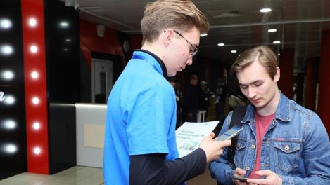 Волонтёры помогают омичам голосовать за объекты благоустройства даже во время футбола