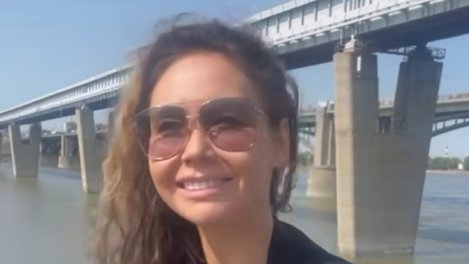 Телеведущая и гимнастка Ляйсан Утяшева прошлась по Новосибирску и сказала, что думает о городе