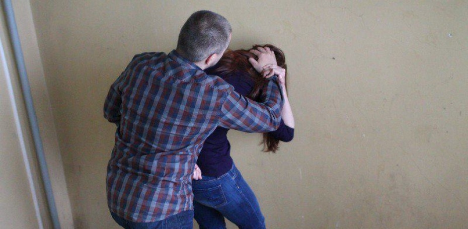 В Омске ревнивый разнорабочий сломал жене шею