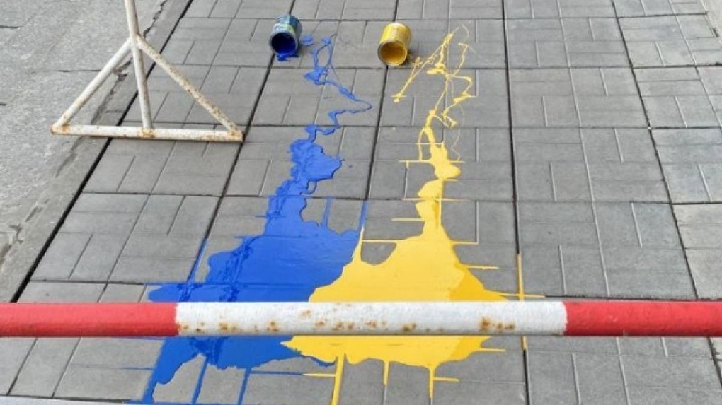 Предприниматель залил крыльцо мэрии Новосибирска сине-жёлтой краской. ФОТО
