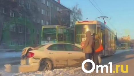 В Омске легковой автомобиль угодил под трамвай