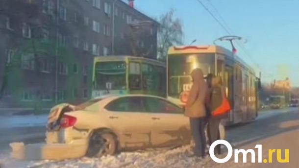 В Омске легковой автомобиль угодил под трамвай