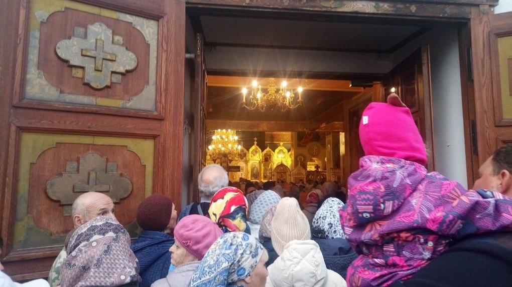 «Сегодня произошло чудо!»: огромная толпа новосибирцев собралась у Вознесенского собора