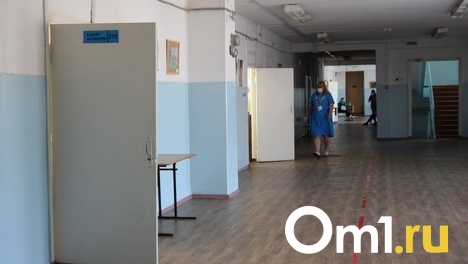 Омские школьники занимаются в спортзале с прогнившим потолком и паутиной