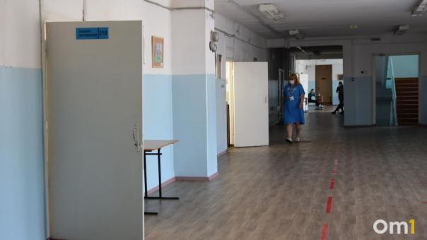 Омские школьники занимаются в спортзале с прогнившим потолком и паутиной