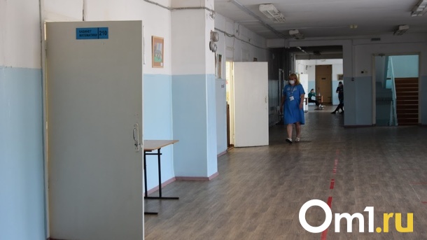 Омские школьники занимаются в спортзале с прогнившим потолком и паутиной