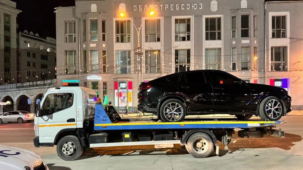 У новосибирца в ходе ночного рейда изъяли тонированный BMW X6