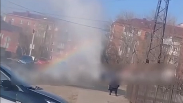 В Омске столб кипятка вырвался из-под асфальта посреди проезжей части