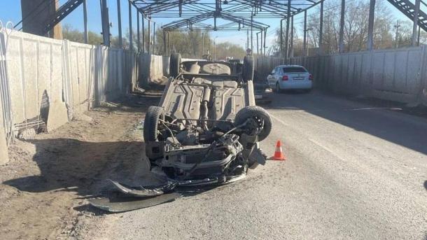 В Омске водитель опрокинул арендованный автомобиль и скрылся с места ДТП