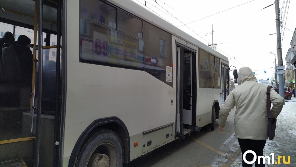 «Бегут за автобусом»: омичи возмутились работой общественного транспорта