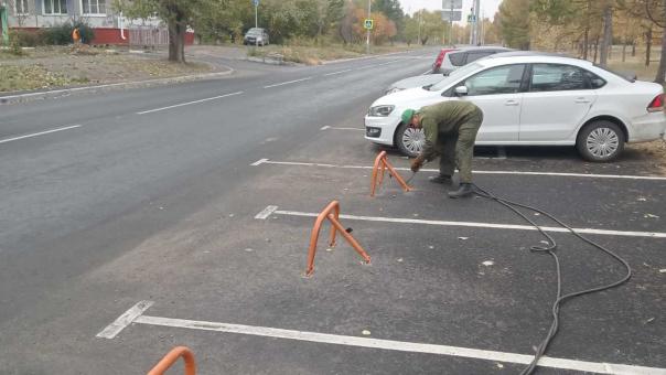 В Омске демонтировали 19 незаконно установленных парковочных ограждений
