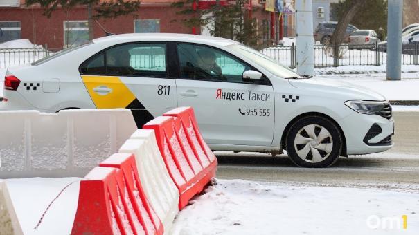 В Омске из-за выпавшего снега резко выросли цены на такси
