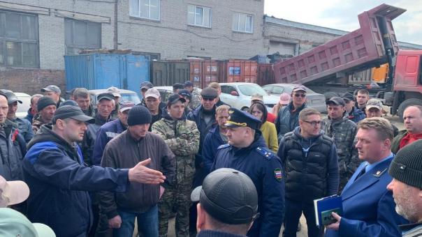Бастующие в Новосибирске водители мусоровозов назвали свои требования