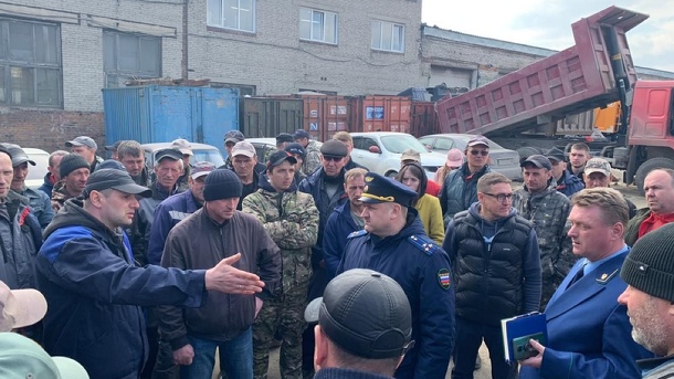 Бастующие в Новосибирске водители мусоровозов назвали свои требования