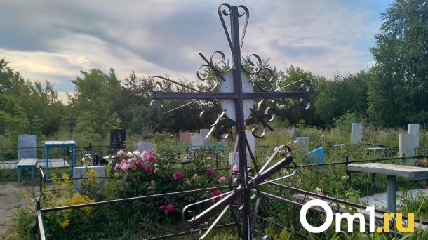 Омича застали за гнусным занятием на кладбище