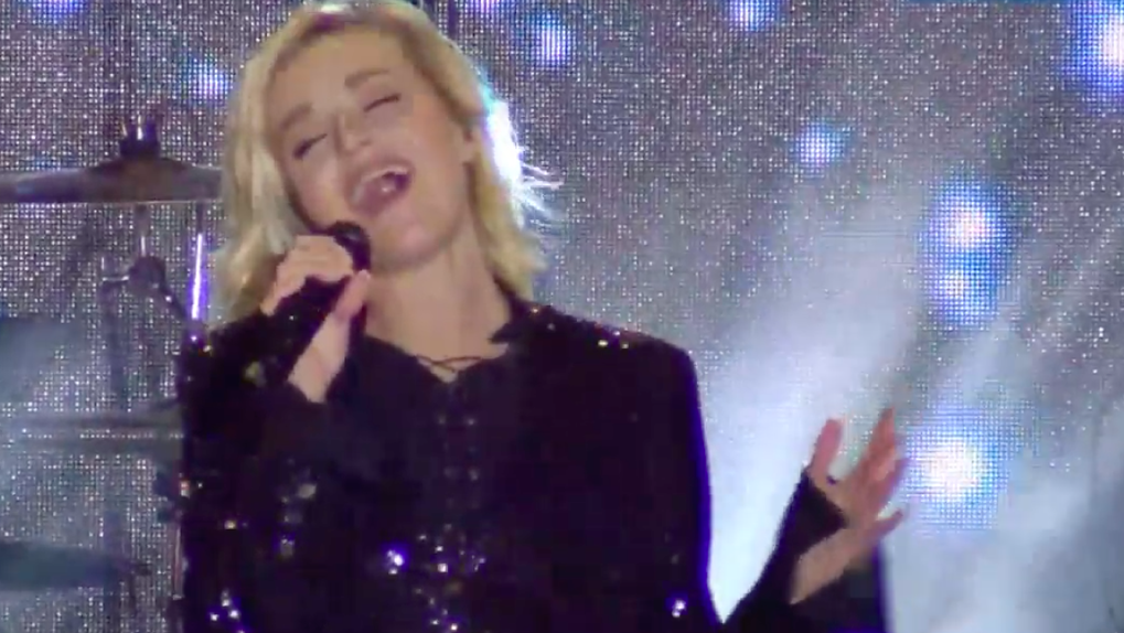Певица Полина Гагарина расплакалась во время концерта в Новосибирске