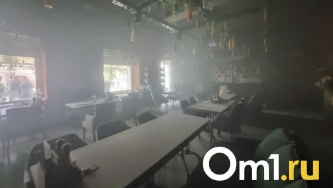 В популярном ресторане в центре Омска замкнуло проводку