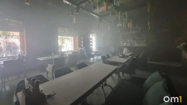 В популярном ресторане в центре Омска замкнуло проводку