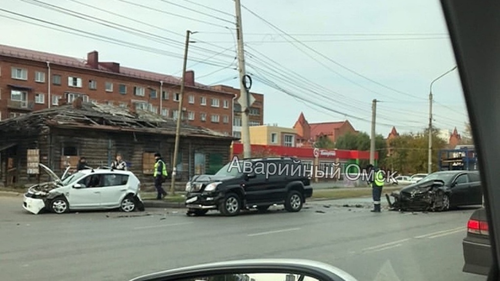 В центре Омска случилось ДТП с тремя машинами. Один из водителей попал в больницу
